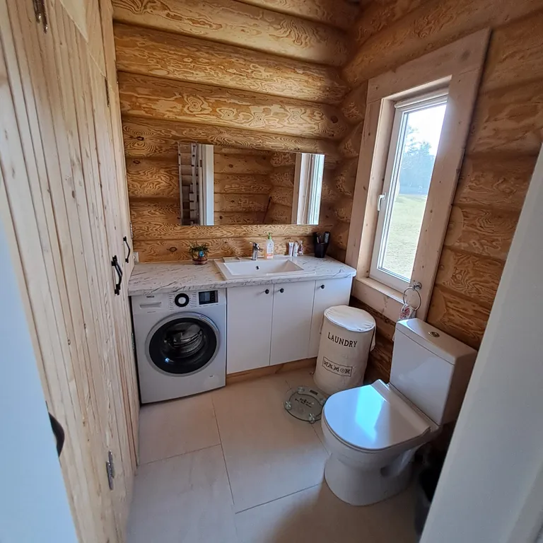 Уютный домик, на опушке леса, с видом на озера