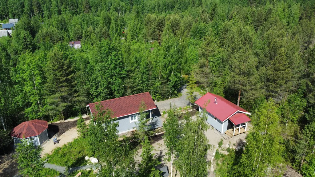 Дом и баня у скалы