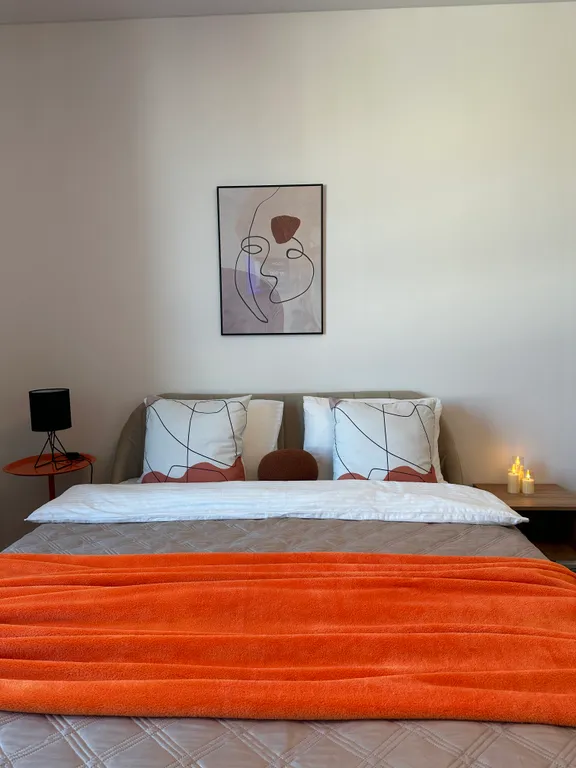 Светлая студия с панорамой центра