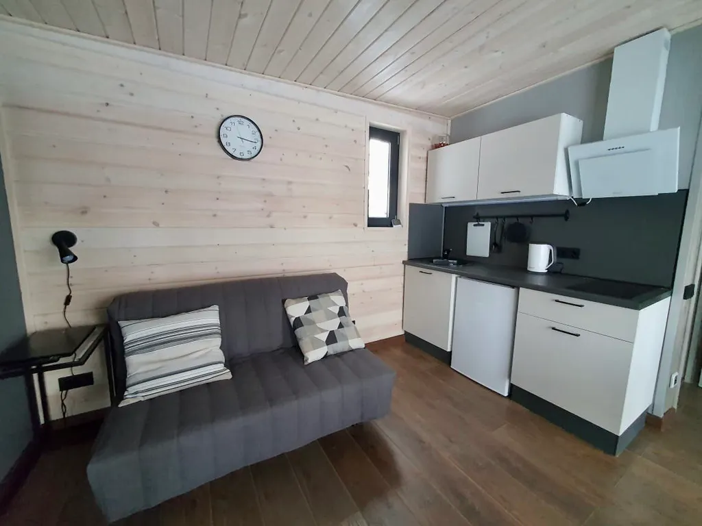 Атмосферный домик рядом с озером и лесом