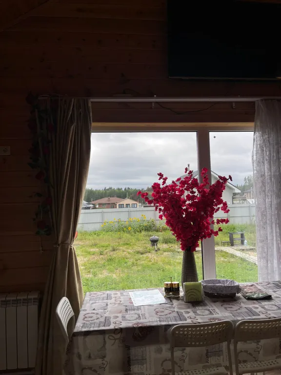 Уютный дом у леса и озера