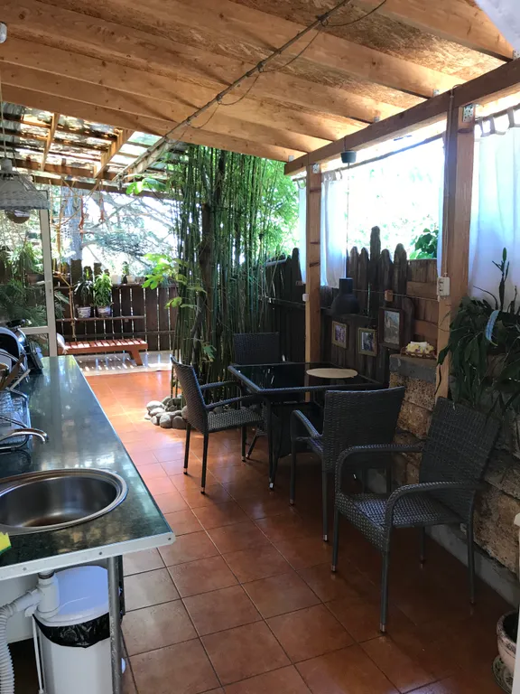 Номер с уютным двориком