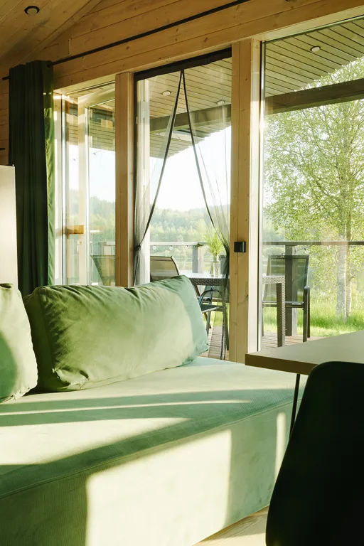 Уютный дом на берегу озера