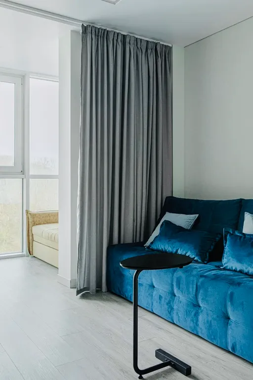 Апартаменты с панорамными окнами на лес и море и роскошным двором