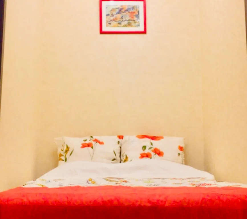 Новая квартира с большой круглой кроватью