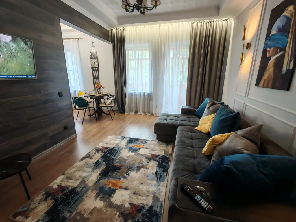 Просторная современная сталинка, в центре рядом с ресторанами и кафе