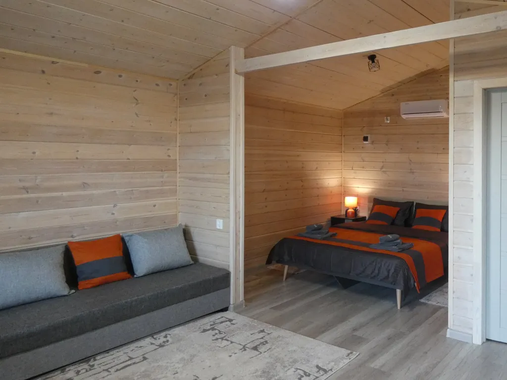 Уютный четырёхместный Домик с двуспальной кроватью