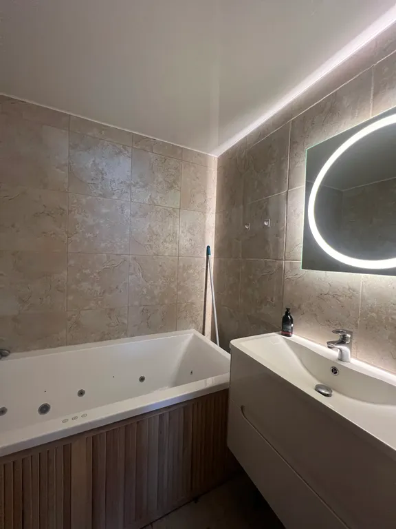 Уютный теплый домик у реки