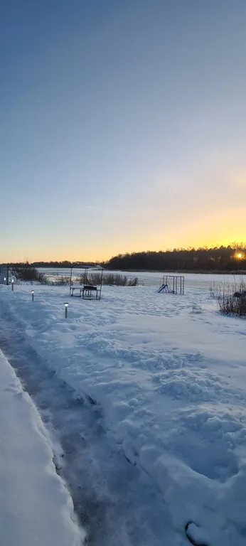 Уютный домик на берегу