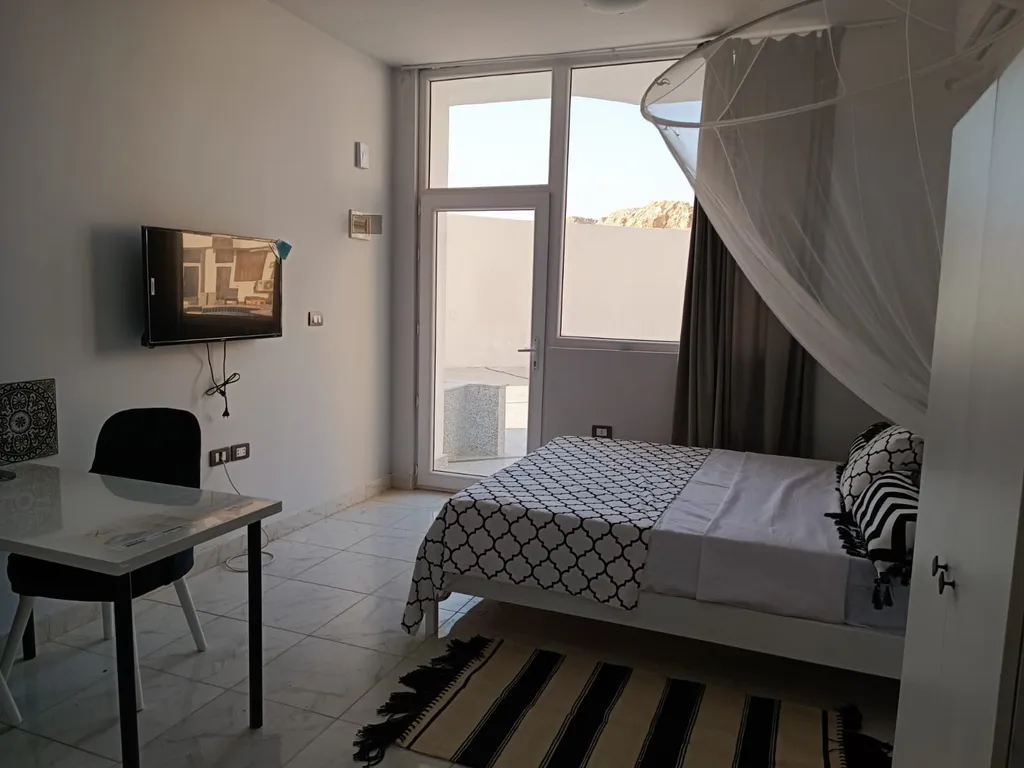 Квартира-студия с собственной террасой в 500м от моря