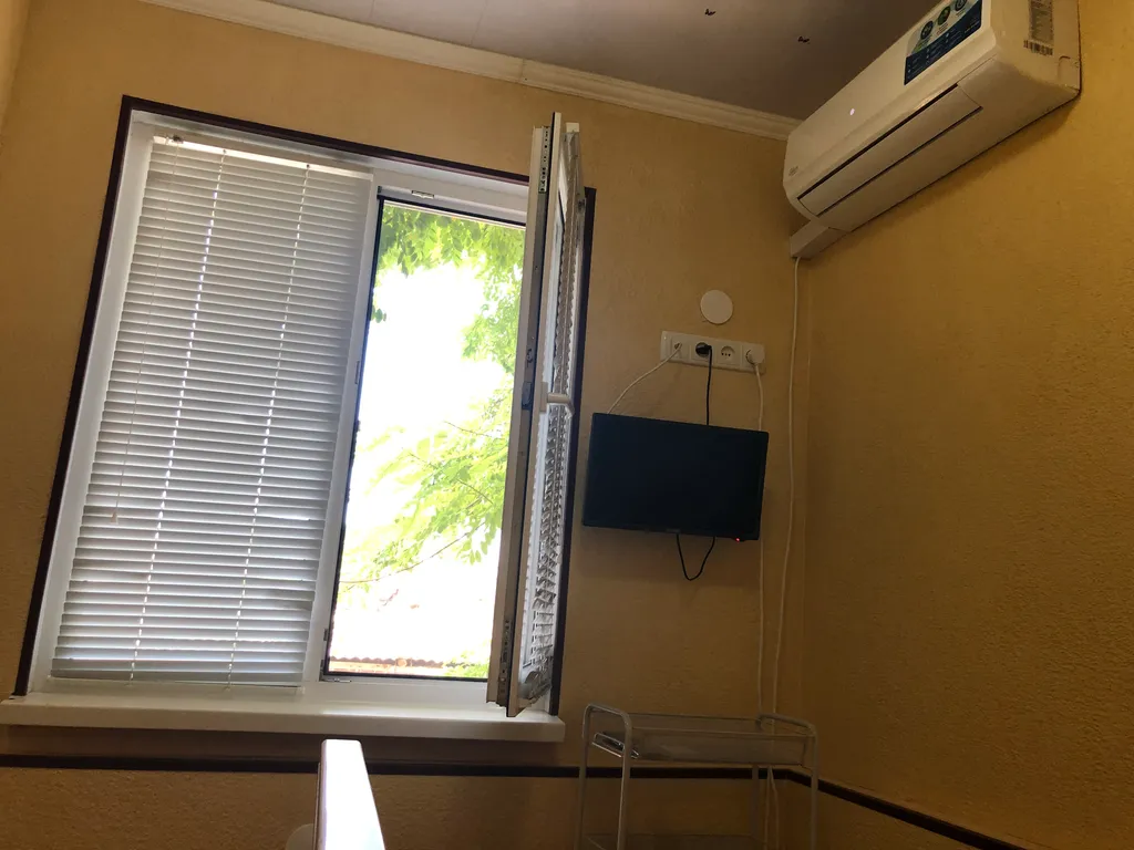 Маленький двухэтажный домик, возле моря