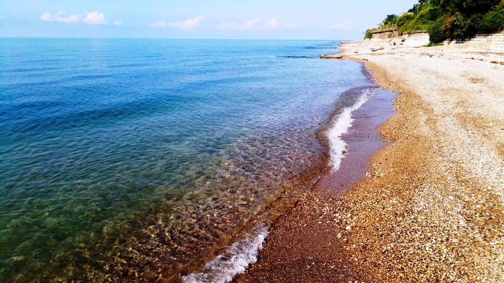 Уютная комната эконом класса с морем напротив
