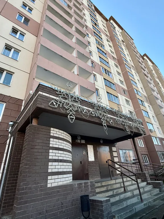 Розовая лошадка у себя дома