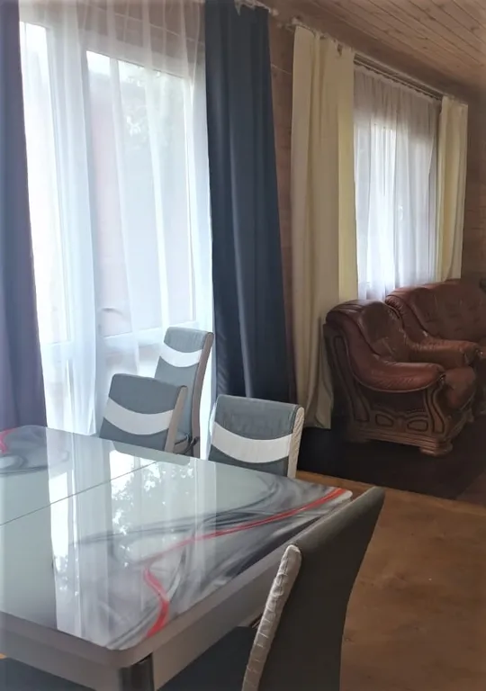 Дом с двумя спальнями, кухней, гостиной, на отдельной территории