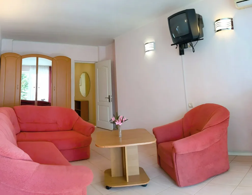 Семейный двухкомнатный номер с видом на море и большим балконом