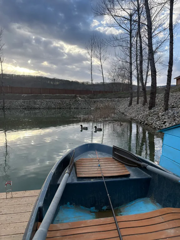 Шале в горах на берегу реки