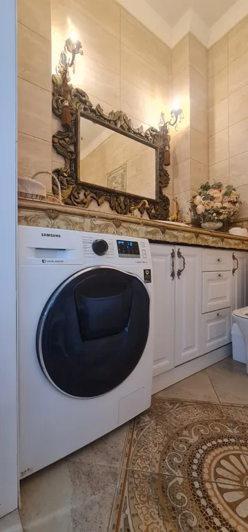 Шикарная 4-комнатная квартира у моря (Royal Apartment on Krymskaya 22)