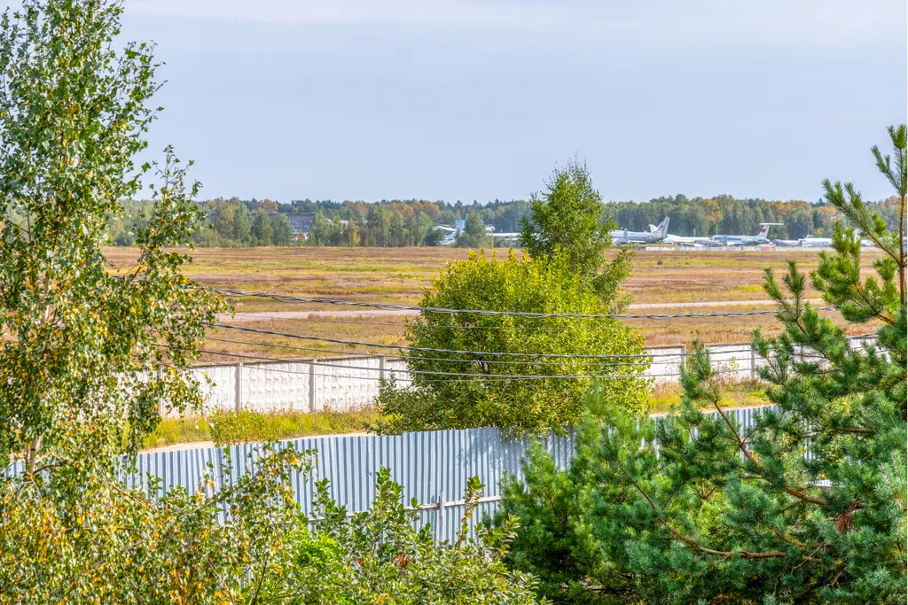 Белый коттедж с баней и бассейном рядом с озером