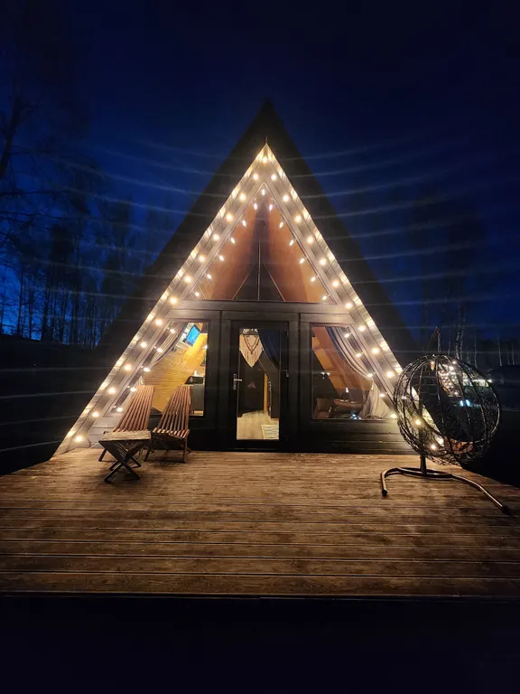 Коттедж A-frame дом рядом с озером — Светлое