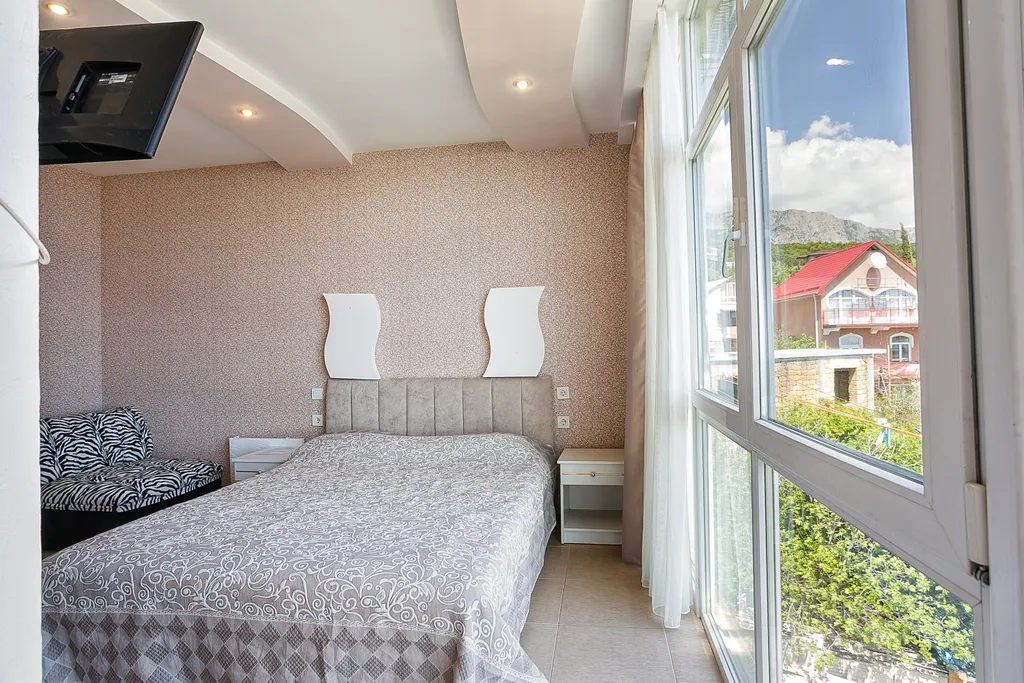 Светлая видовая квартира-студия под горой Кошка