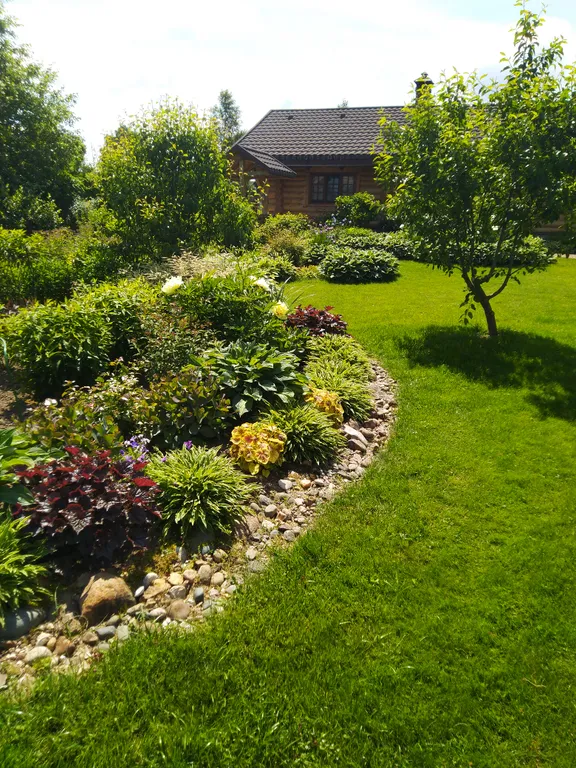 Бревенчатый дом с конюшней на озере