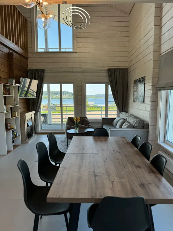 Большой дом с видом на озеро, 3 спальнями, сауной и настольным футболом
