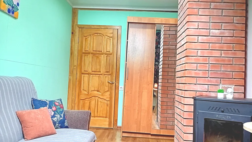 На берегу озера с лебедями, в центре, с камином и антресольным этажом