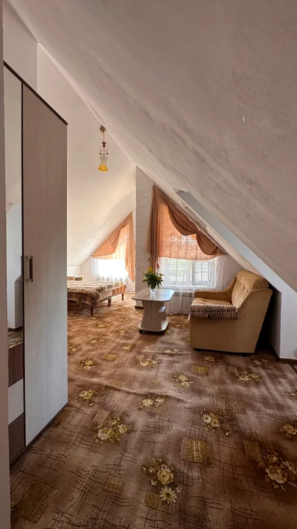 Благоустроенная комната в коттедже с двумя балконами и видом на море.