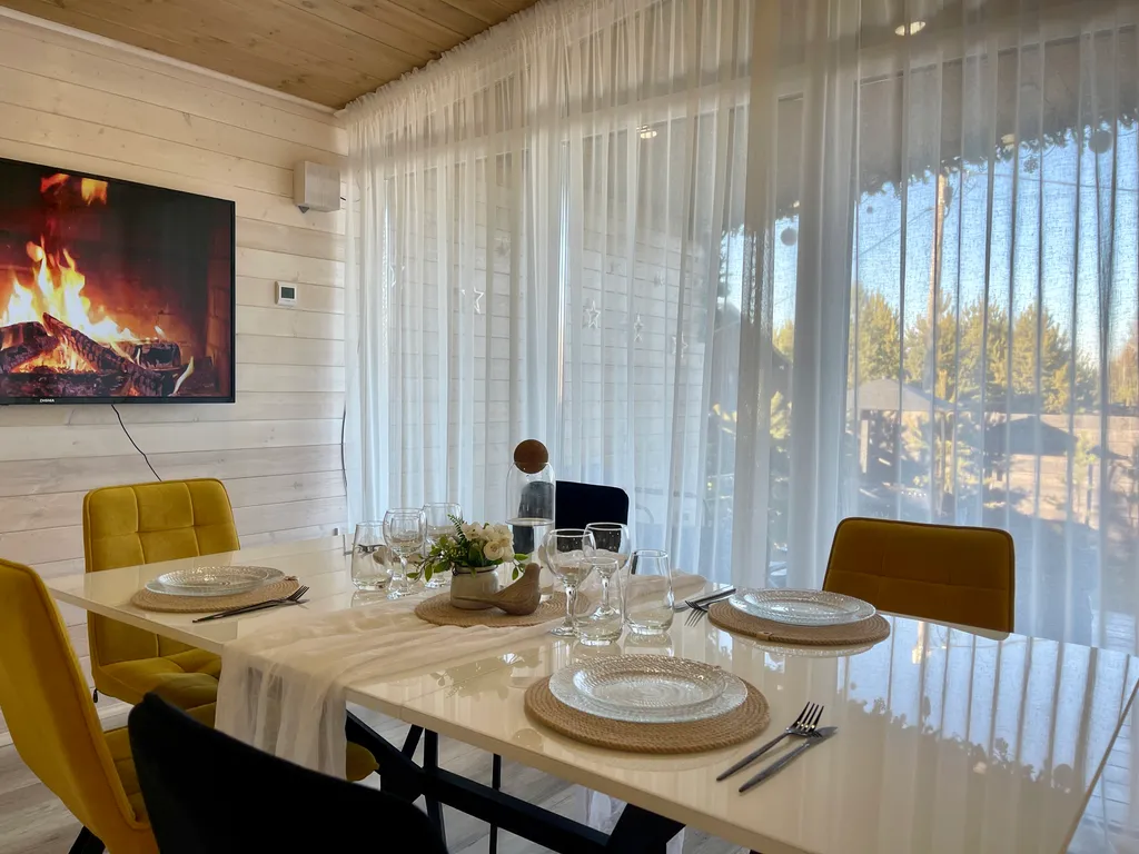 Уютный светлый дом с панорамным остеклением и банным чаном