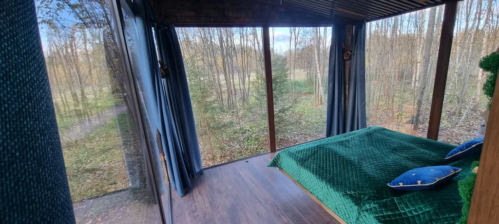 Стеклянный дом в лесу