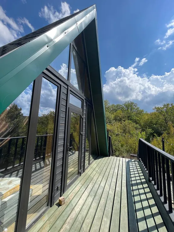 Дом-шалаш у озера