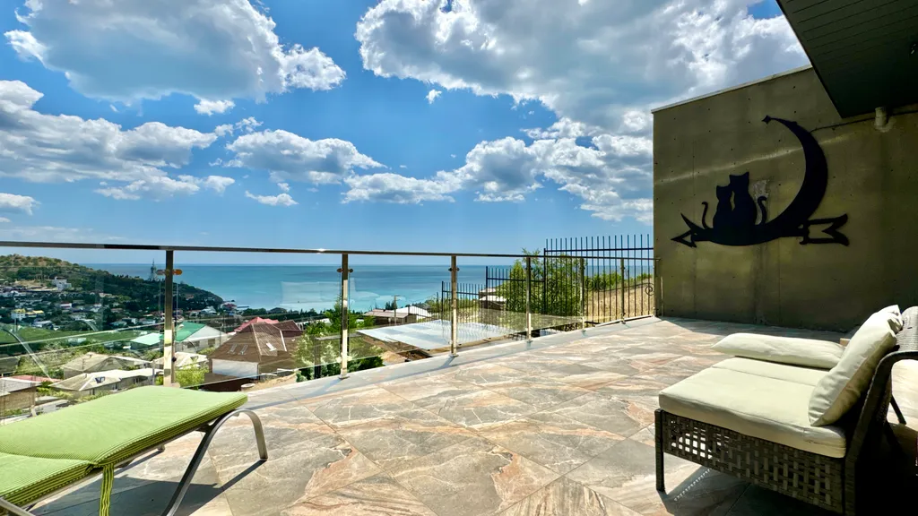 Дом с видом на горы и море