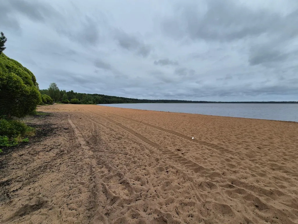Двухэтажный загородный дом рядом с озером