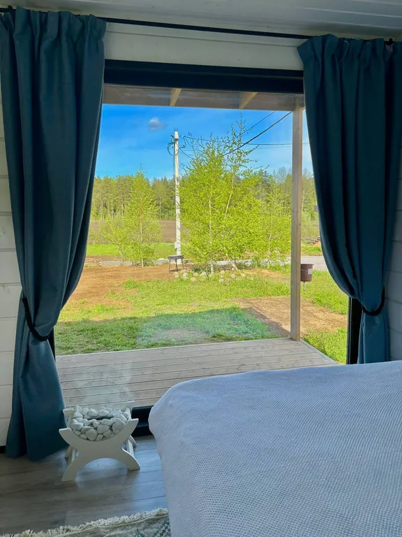 Домик с панорамным окном рядом с озером и видом на лес