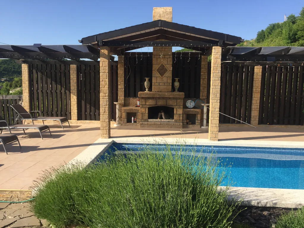 Вилла с бассейном и видом на озеро