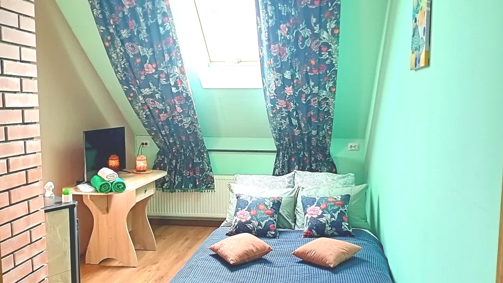 На берегу озера с лебедями, в центре, с камином и антресольным этажом