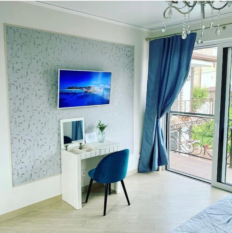 Дом в лесу с видом на море