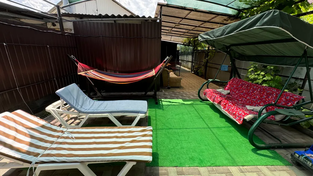 Комфортный дом и двор целиком под ключ без хозяина у моря Комильфо