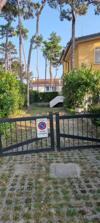 Двухэтажная квартира с частным двориком в Линиано Саббьядоро на море