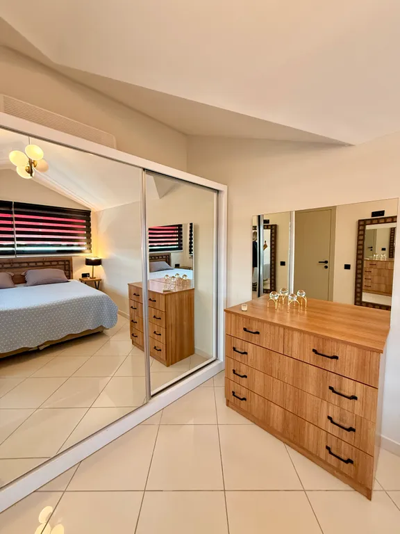 Двухуровневые апартаменты с видом на море и горы