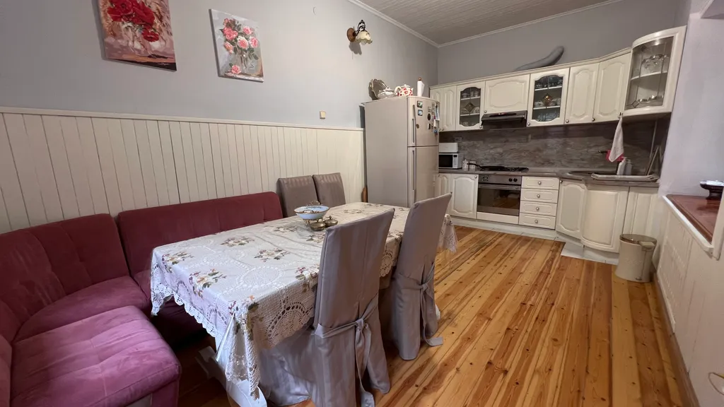 Деревянный дом с красивым видом на море