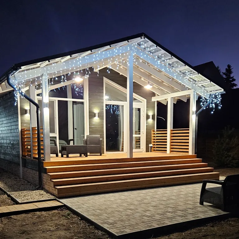 Уютный дом на берегу реки