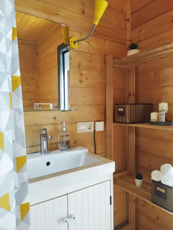 Дом с камином и с большим фруктовым садом