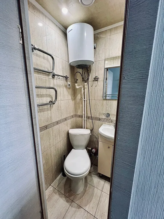 Уютная студия с односпальной кроватью, кухней и видом на город