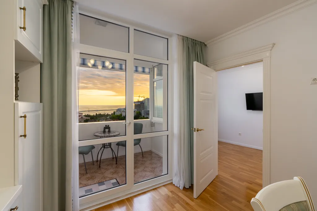 Светлые апартаменты с видом на море