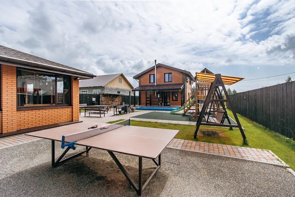 Коттедж двухэтажный с сауной, бассейном, детской площадкой