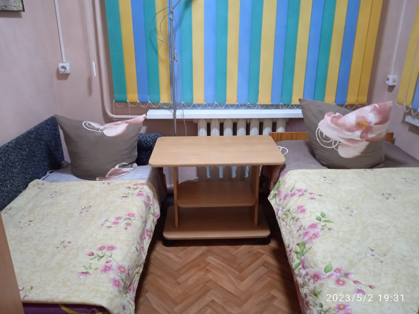 Одна кровать для взрослого человека и диван, трансформируется в детскую кровать 