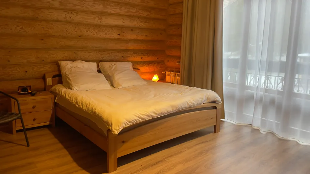 Загородный дом в лесу у реки