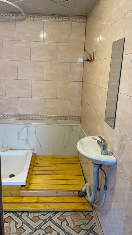 Коттедж на берегу пруда с бассейном