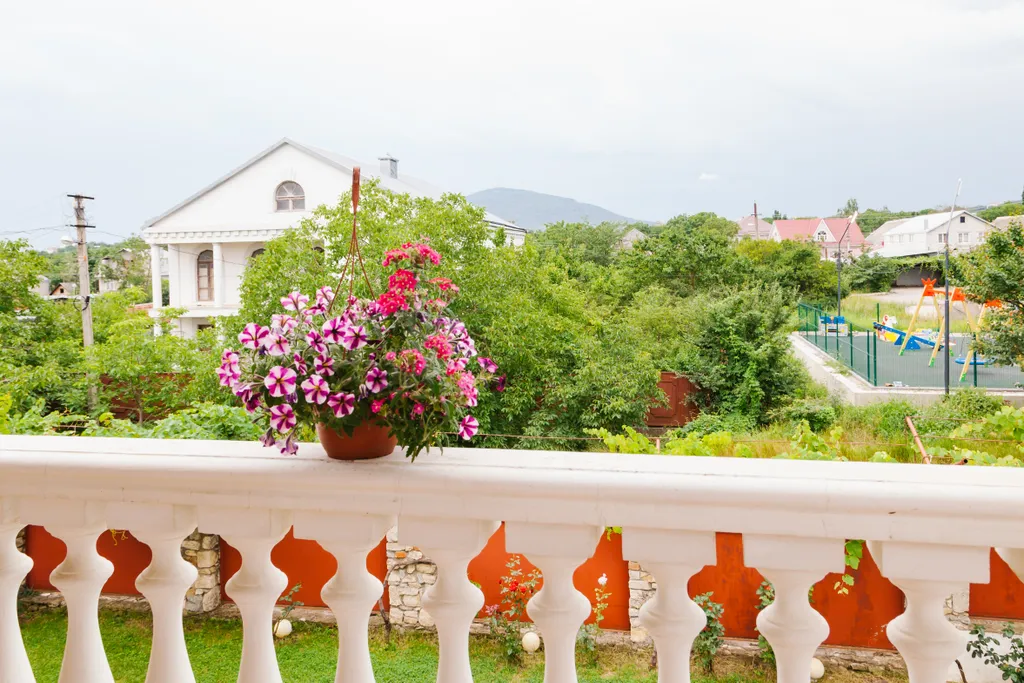 Уютный дом с камином и большим балконом